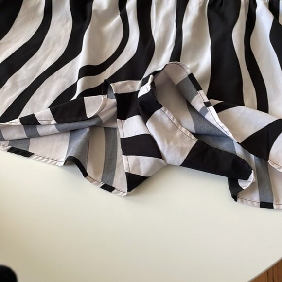 SHEIN Curve 2xl black/white striped romper - Picture 3 of 4